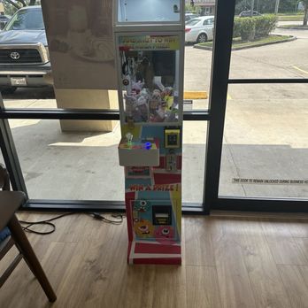 Feng Cha - Who doesn't love a cute little claw machine - Bubble Tea Near Me - Spring, Texas