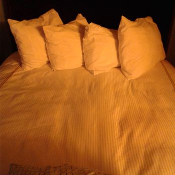 Best Western Windsor Inn - Sooooo many pillows. - Hotels Near Me - Ashland, Oregon