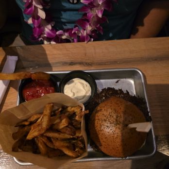 Moku Kitchen - Double burger - Cocktail Bars Near Me - Honolulu, Hawaii Moku Kitchen - Double burger - Cocktail Bars Near Me - Honolulu, Hawaii