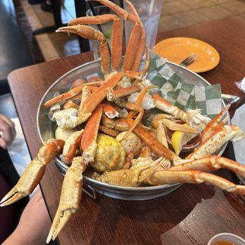 Dee's Hang Out - Steamer Pot Crab Legs Delicious Seasoned Perfectly - Cajun/Creole Near Me - Panama City Beach, Florida