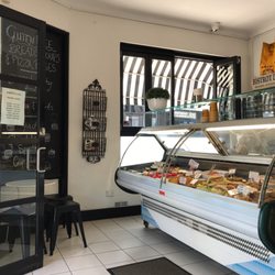 Roberto's Cakes & Fine Food