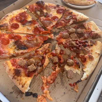 Rosa's Pizzeria - A mess of a pizza.. who cuts and spreads ingredients on a pizza this way? - Pizza Near Me - Prescott, Arizona