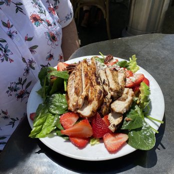 High Hand Cafe - So pretty to eat - spinach strawberry salad with chicken! - New American Near Me - Loomis, California High Hand Cafe - So pretty to eat - spinach strawberry salad with chicken! - New American Near Me - Loomis, California