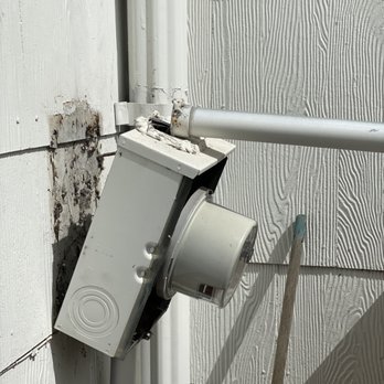 JD Pro Electric - Electrical service damage before the repair. - Electricians Near Me - Franklin Park, Illinois JD Pro Electric - Electrical service damage before the repair. - Electricians Near Me - Franklin Park, Illinois