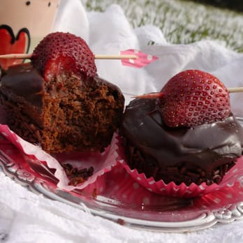 Il Pandolce - two chocolate cupcakes with strawberries on top - Desserts Near Me Il Pandolce - two chocolate cupcakes with strawberries on top - Desserts Near Me