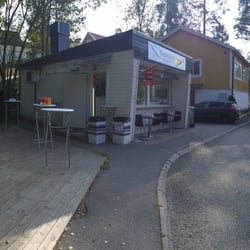 Hamburgarstugan - Parkering precis utanför - smidigt att svänga in med bilen.