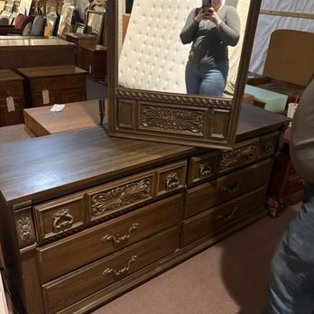 Chelan Station Reruns - Dresser matching nightstand in other photo. - Thrift Stores Near Me - Chelan Falls, Washington