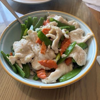 Mama Chang - Chicken and snow peas (veggies were deliciously crisp and the chicken was very tender) - Chinese Near Me - Hatfield Township, Pennsylvania