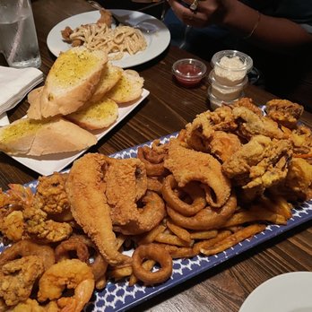 Morrow's - Garlic bread / Seafood Platter - Cajun/Creole Near Me - New Orleans, Louisiana