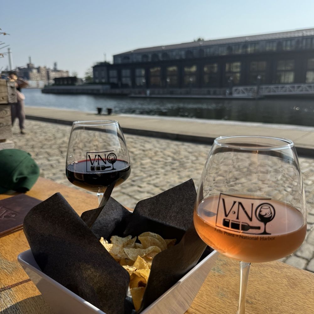 Rose, red wine and chips Rose, red wine and chips