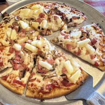 Red Bug Motor's Pizza - Gluten free pizza with pineapple, ham and mushrooms - Pizza Near Me - Jekyll Island, Georgia