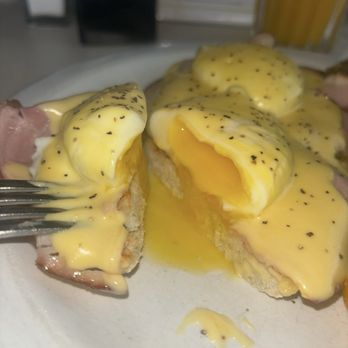 Lazy Susan Cafe - Eggs Benedict. Perfectly poached egg! - Waffles Near Me - Cannon Beach, Oregon Lazy Susan Cafe - Eggs Benedict. Perfectly poached egg! - Waffles Near Me - Cannon Beach, Oregon