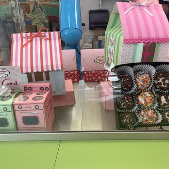 Cookie Dough Dreams - Some cute deco, and gifting options - Desserts Near Me - Burbank, California