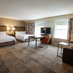 Hampton Inn & Suites Manchester - Guest room