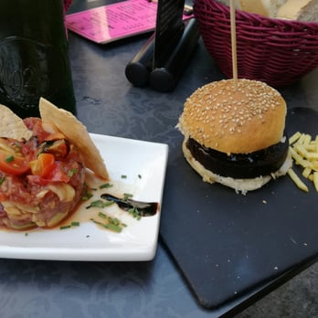 Cuzco Bodega - Tartarbde atun y mini hamburguesa de morcilla... espectacular - Gastropubs Near Me - Salamanca, SA