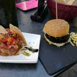 Cuzco Bodega - Tartarbde atun y mini hamburguesa de morcilla... espectacular