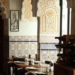Le Gourbi - Une salle principale très lumineuse, donnant sur une rue calme, et des tables extérieures.