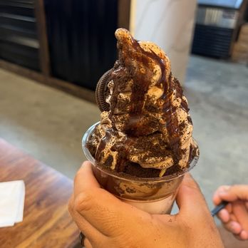 Twisted Rolls Chimney Cake - Oreo cookie flavor with an inside surprise treat of chocolate chip cookie. - Desserts Near Me - Tampa, Florida Twisted Rolls Chimney Cake - Oreo cookie flavor with an inside surprise treat of chocolate chip cookie. - Desserts Near Me - Tampa, Florida