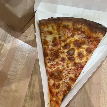 Arthur Mac's Little Snack - Cheese pizza slice - Pizza Near Me - Emeryville, California