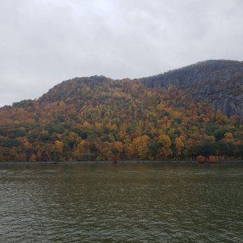 Seastreak Ferry - Fall foliage along Hudson River during Sea Streak in October 2020. - Ferries Near Me - Atlantic Highlands, New Jersey Seastreak Ferry - Fall foliage along Hudson River during Sea Streak in October 2020. - Ferries Near Me - Atlantic Highlands, New Jersey