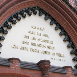 Katholische Kirche Herz-Jesu Berlin-Tegel - Über dem Eingang.