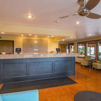 Quality Inn Waverly - Front Desk Area - Hotels Near Me - Waverly, Iowa