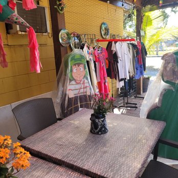 Big C's Produce - Tables in dining area of the food truck/restaurant part of Big C's. - Fruits & Veggies Near Me - Fellsmere, Florida