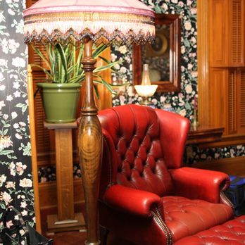 Allyn Mansion - Reading nook - Hotels Near Me - Delavan, Wisconsin