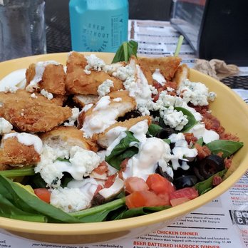 Winking Lizard Tavern - Spinach salad, adding fried chicken and blue cheese.  Delicious choice! - American Near Me - Cleveland, Ohio