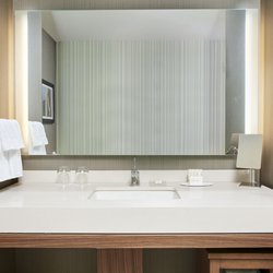 Courtyard by Marriott Erie Bayfront - Guest Bathroom