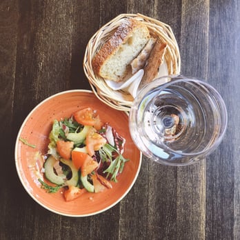 Duvel Café - Bröd och sallad före maten - Seafood Near Me - Stockholm, Alberta