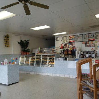 Foster's Donuts - Regular looking donut shop - Donuts Near Me - Canyon Cntry, California