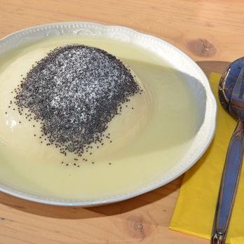 Cafe Franziskus - Germknödel mit Mohn und Vanillesauce - Cafes Near Me - Oberstdorf, BY
