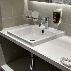 Hotel Welcome Inn Zürich-Flughafen - Sink and shower