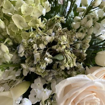 Flower No 5 - Less than 12 hours after I picked up the arrangement. Left a message for owner; never received any correspondence back. - Florists Near Me - Orlando, Florida