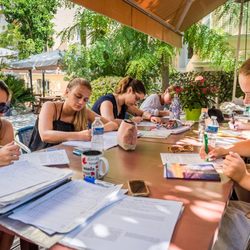 Azurlingua - Cours de français dans le jardin de l'école Azurlingua