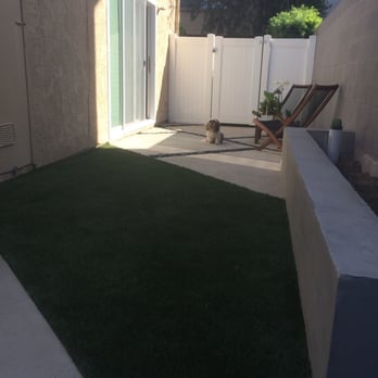 Modern Turf Designs - Turf and river rock - Landscaping Near Me Modern Turf Designs - Turf and river rock - Landscaping Near Me