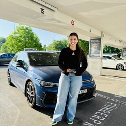 Mikulic Fahrschule Zürich - Glückliche Fahrschülerin die ihre Autoprüfung in Zürich bestanden hat