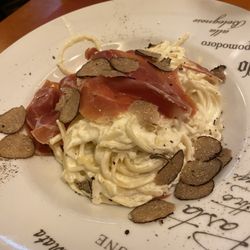 Pizzeria La Grappa - Trüffel Nudeln aus dem Käse Leib