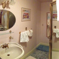 Baker Hill Heritage B & B - Heritage - it's like visiting your grandma :)