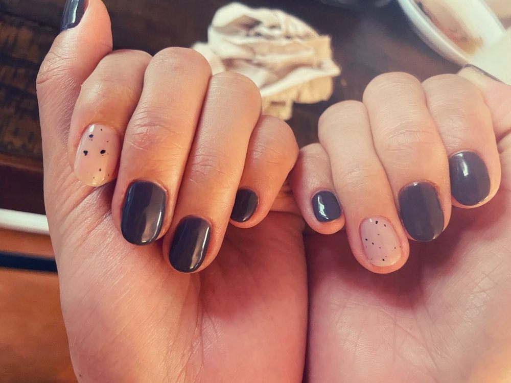 Nail 4 U Logo