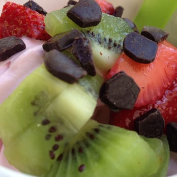 Yogurtland - Strawberry yogurt, fresh strawberry, dark chocolate with fresh kiwi - Ice Cream & Frozen Yogurt Near Me - Pasadena, California