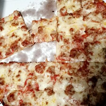 Lou Malnati's Pizzeria - Sausage and Peperoni - Pizza Near Me - Flossmoor, Illinois