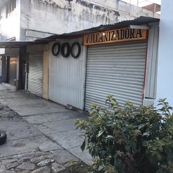 Vulcanizadora Reforma - Llegue a las  8:20 am y este lugar estaba cerrado !    una mala experiencia ya q no tienen ni siquiera un tel al cual se pueda llamar