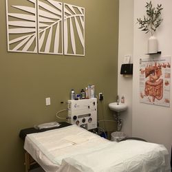 Hila Colonic New York - Colonic room with FDA approved Device