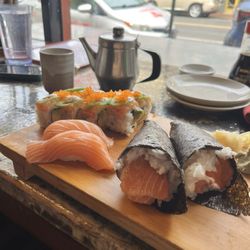 Heiwa Shokudo - Handroll and salmon nigiri