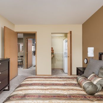 Reserve at Eagle Ridge Apartment Homes - Spacious bedroom with large closet - Apartments Near Me - Waukegan, Illinois Reserve at Eagle Ridge Apartment Homes - Spacious bedroom with large closet - Apartments Near Me - Waukegan, Illinois