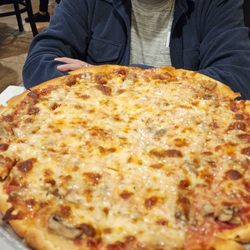 RoccoVino's Italian Restaurant - Chicago cuts their pizza in Squares!!