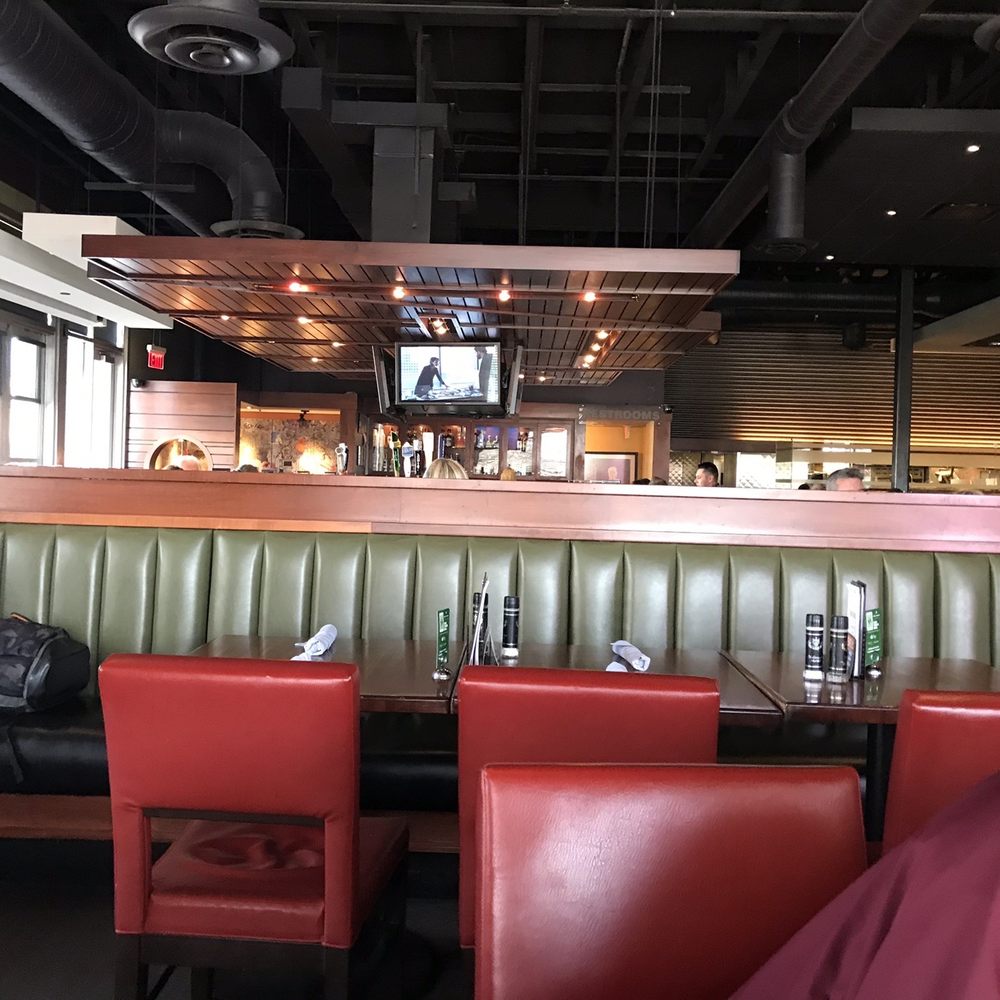 Houlihan's - Seating - Bars Near Me - Lee's Summit, Missouri