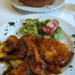 Restaurant Athen - Briami: Auberginen, Zucchinis und Kartoffeln in Knoblauch-Tomatensauce aus dem Backofen